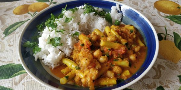 Curry de tomates, pois chiches et haricots verts