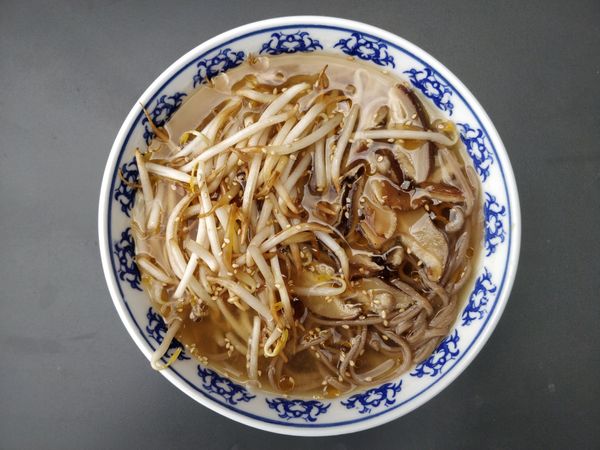 Soupe soba miso aux shiitake et pousses de soja